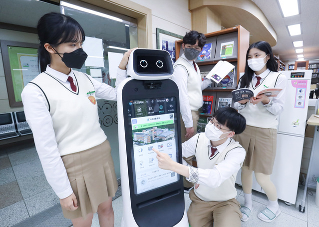 ▲ 경북 구미시 사곡고등학교에서 학생들이 LG 클로이 가이드봇을 체험하고 있다. ⓒLG전자