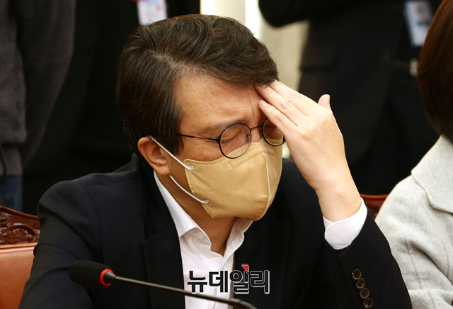 김의겸 더불어민주당 의원이 11월25일 오전 국회에서 열린 최고위원회의에서 머리를 만지고 있다. ⓒ이종현 기자