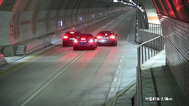 ▲ 충남 보령해저터널에서 지난 1월 30일 새벽 자동차 불법 경주 장면.ⓒ충남경찰청
