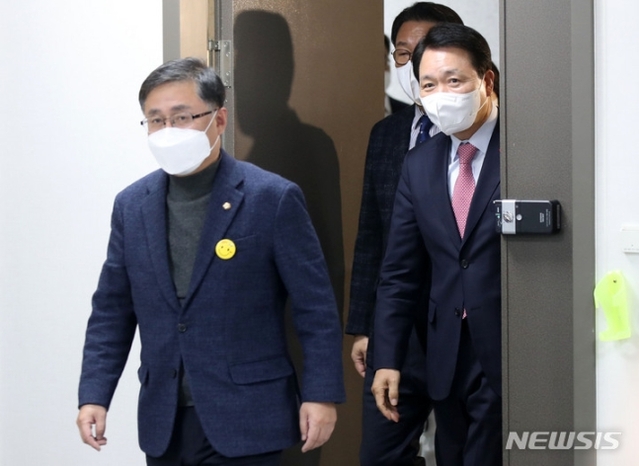 ▲ 성일종 국민의힘 정책위의장과 김성환 더불어민주당 정책위의장이 1일 오전 서울 여의도 국회 의원회관에서 열린 '국민의힘·더불어민주당 3+3 정책협의체 킥오프 미팅'에 참석하고 있다. ⓒ뉴시스