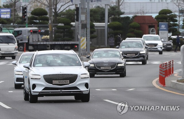 ▲ 현대차 울산공장에서 임시번호판을 부착한 신차를 로드 탁송하는 모습. ⓒ연합뉴스