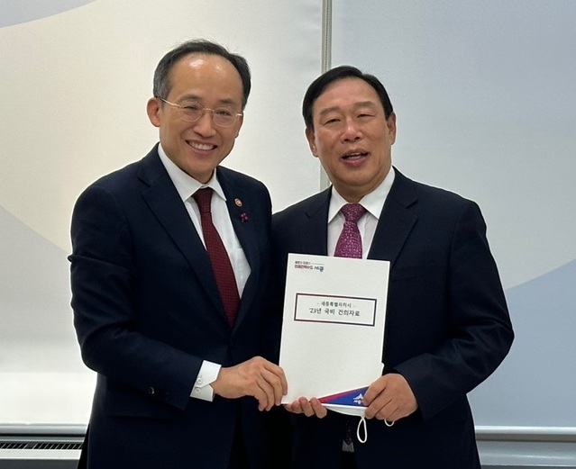 ▲ 최민호 세종시장(오른쪽)이 1일 국회에서 추경호 경제부총리를 만나 주요 현안사업 추진을 위한 국비 증액의 필요성을 설명한 뒤 기념촬영을 하고 있다.ⓒ세종시
