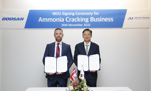 ▲ 지난달 30일 경남 창원 두산에너빌리티 본사에서 열린 ‘암모니아 크래킹 사업 협력을 위한 업무협약식’에서 이광열 두산에너빌리티 TM(Turbo-machinery) BU장(오른쪽), JM 사이먼 스탠브리지 JM 사업개발 담당이 서명 후 기념촬영을 하고 있다. ⓒ두산에너빌리티