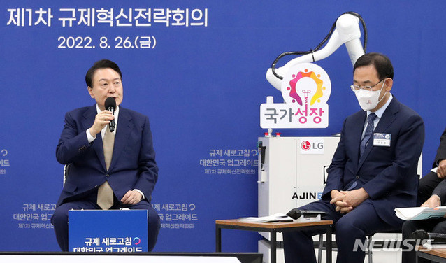 ▲ 윤석열 대통령(왼쪽)과 주호영 국민의힘 원내대표. 윤 대통령은 지난달 30일, 주 원내대표를 서울 용산구 한남동 관저로 초청한 것으로 알려졌다. ⓒ뉴시스