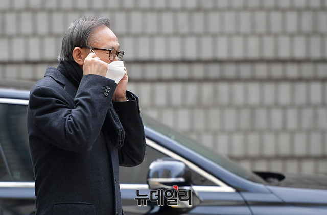 ▲ 이명박 전 대통령이 지난 2020년 2월19일 오후 서울 서초구 서울고등법원에서 열린 항소심 선고에 출석하며 마스크를 벗고 지지자들에게 향하고 있다.ⓒ정상윤 기자