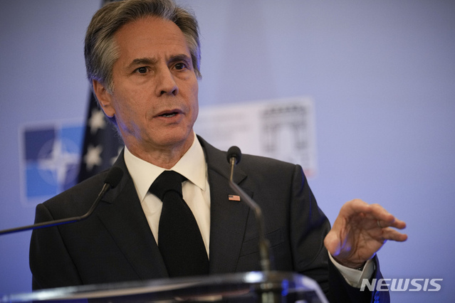 ▲ 토니 블링컨 미국 국무장관이 30일(현지시간) 루마니아 부카레스트에서 기자회견하고 있다. ⓒ부카레스트=AP/뉴시스