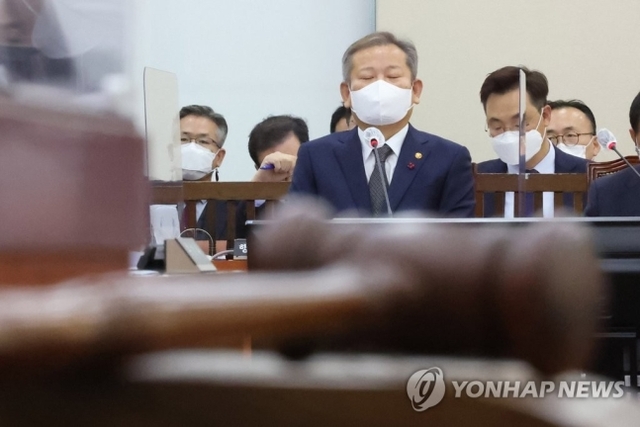 ▲ 이상민 행정안전부 장관이 1일 오전 국회에서 열린 행정안전위원회 전체회의에 출석해 잠시 생각에 잠겨 있다.ⓒ연합뉴스