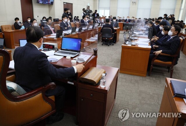 ▲ 1일 오전 국회에서 열린 행정안전위원회 전체회의에서 이채익 위원장이 의사봉을 두드리고 있다.ⓒ연합뉴스
