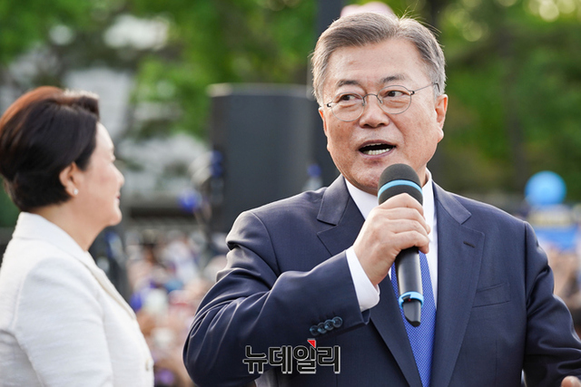 ▲ 임기를 마친 문재인 대통령이 김정숙 여사와 함께 5월9일 오후 청와대에서 나와 마련된 연단에 올라 지지자들에게 화답하고 있다.ⓒ정상윤 기자