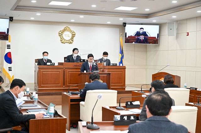 ▲ 김광열 군수가 영덕군의회 제292회 제2차 정례회 4차 본회의에서 시정연설을 하고 있다.ⓒ영덕군