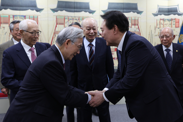 ▲ 윤석열 대통령이 1일 서울 용산 대통령실에서 열린 대한민국학술원 석학들과의 오찬 간담회를 마친 후 이장무 대한민국학술원 회장과 악수하고 있다. ⓒ대통령실 제공