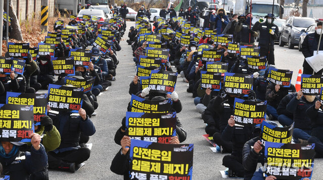 ▲ 민주노총 화물연대 광주본부가 총파업 일주일째인 지난달 30일 오후 광주 광산구 대한송유관공사 전남지사 앞에서 결의 대회를 열고 있다. ⓒ뉴시스
