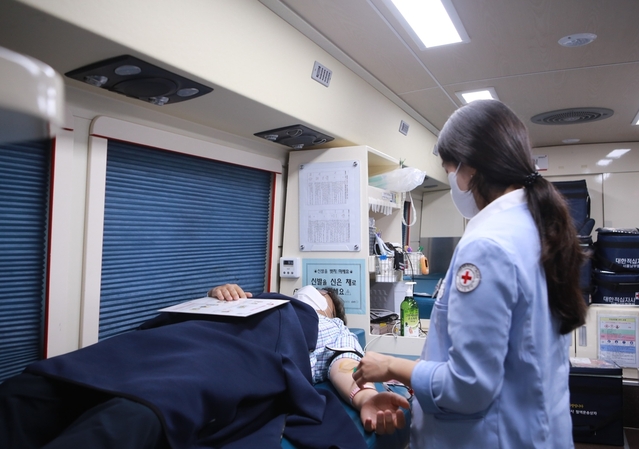 ▲ 금호석유화학 임직원들, '사랑의 헌혈' 동참. ⓒ금호석유화학 제공