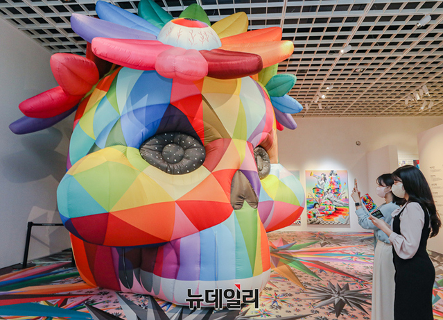 2일 오전, 서울 영등포구 더현대 서울 6층 복합문화공간 알트원(ALT.1)에서 진행되는 '비바 아르떼'에서 고객들이 작품 사진을 찍고 있다. ⓒ현대백화점