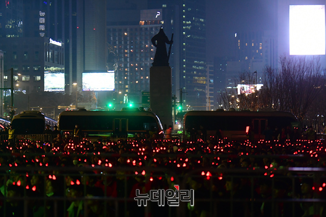 ▲ 2022 카타르 월드컵 조별리그 2차전 가나와의 경기가 열린 11월28일 밤 서울 광화문광장에서 시민들의 거리응원이 펼쳐지고 있다. ⓒ이종현 기자