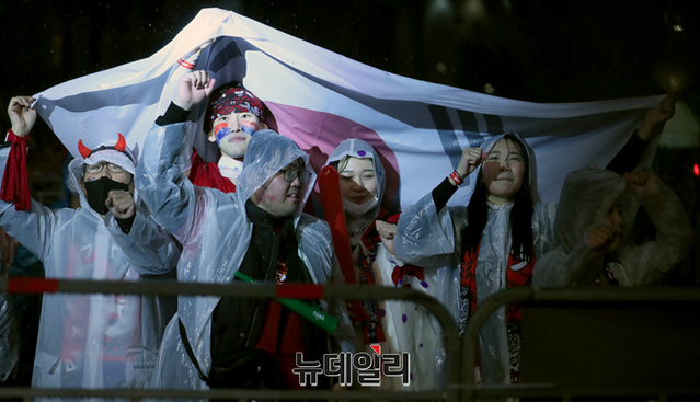 ▲ 2022 카타르 월드컵 조별리그 2차전 가나와의 경기가 열린 11월28일 밤 서울 광화문광장에 마련된 거리응원석에서 시민들이 응원을 하고 있다. ⓒ이종현 기자