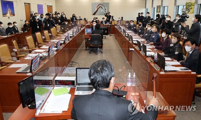 ▲ 정청래 국회 과학기술정보방송통신위원회 위원장이 2일 서울 여의도 국회에서 열린 과학기술정보방송통신위원회 전체회의에서 국민의힘 의원들이 퇴장한 가운데 방송법 개정안 가결을 선포하는 의사봉을 두드리고 있다.ⓒ연합뉴스