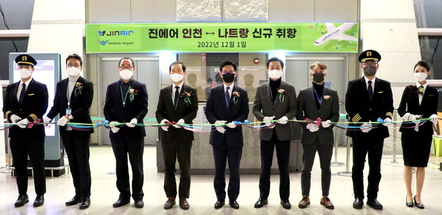 1 일 인천국제공항에서 열린 인천~나트랑 노선 첫 운항을 알리는 취항식에서 박병률 진에어 대표이사(왼쪽에서 5번째)와 내외빈들이 테이프 커팅을 하고 있다. ⓒ진에어