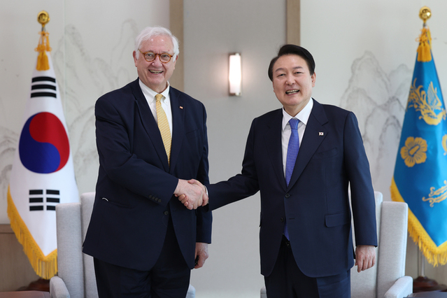 ▲ 윤석열 대통령이 2일 서울 용산 대통령실 청사에서 존 햄리 미국 전략국제문제연구소(CSIS) 회장을 접견하고 있다. ⓒ뉴시스