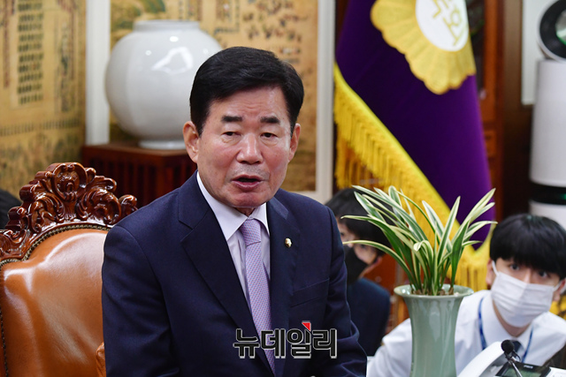 ▲ 김진표 국회의장이 21일 국회에서 열린 국회의장 주재 교섭단체 원내대표 주례회동에서 발언을 하고 있다.ⓒ이종현 기자