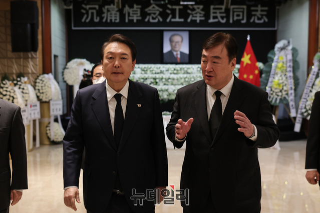 ▲ 윤석열 대통령이 2일 서울 중구 주한중국대사관에 마련된 고 장쩌민 전 중국 국가주석의 분향소를 찾아 조문한 뒤 싱하이밍 주한 중국대사와 대화하고 있다.ⓒ대통령실 제공