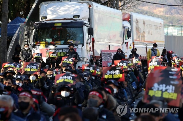 ▲ 금호타이어 광주공장 정문 앞에서 화물연대 총력투쟁 결의대회가 진행되는 모습. ⓒ연합뉴스