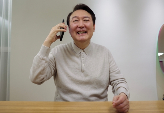 ▲ 윤석열 대통령이 3일 카타르월드컵 16강 진출에 성공한 한국 축구 대표팀 벤투 감독, 손흥민 선수와 전화 통화를 하며 환하게 웃고 있다.ⓒ대통령실 제공