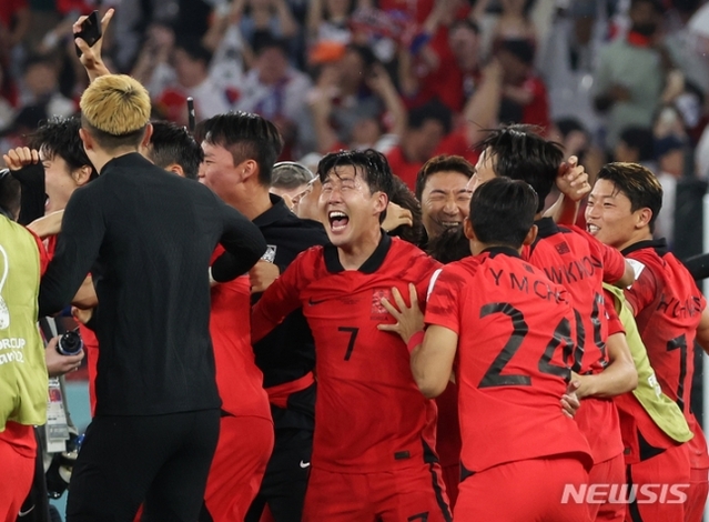 ▲ 2일(현지시간) 카타르 알라이얀 에듀케이션 시티 스타디움에서 열린 2022 카타르 월드컵 H조 최종 3차전 대한민국과 포르투갈의 경기, 포르투갈을 꺾고 16강 진출을 확정지은 한국 선수들이 기뻐하고 있다.ⓒ뉴시스