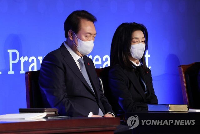 ▲ 윤석열 대통령과 김건희 여사가 5일 서울 강남구 그랜드 인터컨티넨탈 서울파르나스에서 열린 제54회 국가 조찬기도회에 참석, 기도하고 있다.ⓒ연합뉴스