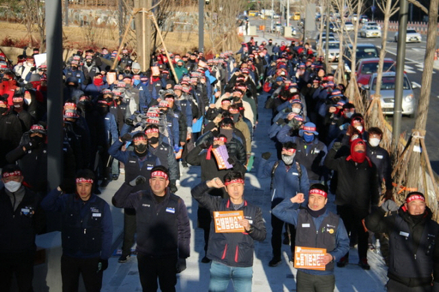 ▲ 현대중공업그룹 조선 3사 노동조합이 지난달 30일 오후 경기도 성남시에 위치한 현대중공업그룹 글로벌 R&D센터 앞에서 올해 임금 및 단체협약 교섭 승리를 위한 공동 파업 결의대회를 개최하고 있다. ⓒ현대중공업노조