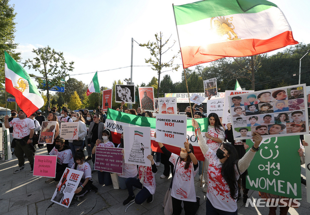 체한이란인모임 회원들이 지난 10월23일 오후 서울 용산구 이태원 광장에서 히잡 시위 대응 이란 정부 규탄 시위를 하고 있다. ⓒ뉴시스