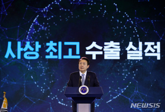 ▲ 윤석열 대통령이 5일 서울 삼성동 코엑스에서 열린 제59회 무역의날 기념식에서 축사하고 있다. ⓒ뉴시스