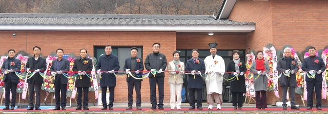 ▲ 최원철 공주시장(왼쪽 다섯번째)과 정진석 국민의힘 비상대책위원장(일곱번째) 등이 도깨비권역단위 종합정비사업 준공식에 참석해 테이프커팅을 하고 있다.ⓒ공주시