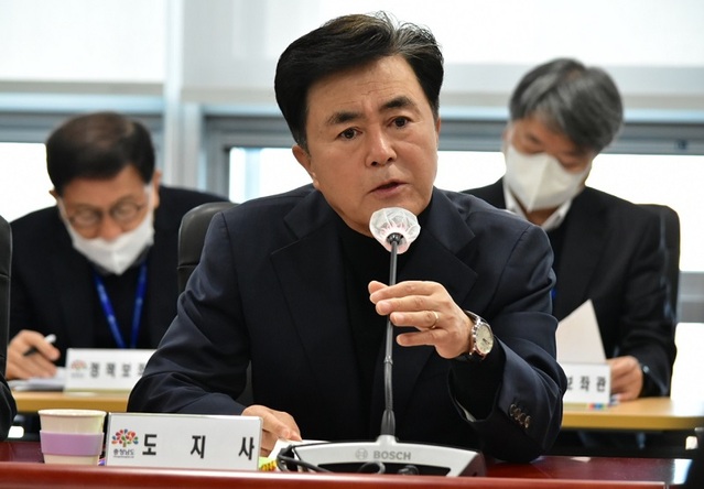 ▲ 김태흠 충남지사가 5일 오전 제23차 실·국장 회의에서 내년 초 실내 마스크를 해제하겠다고 밝히고 있다.ⓒ충남도