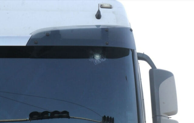 ▲ 지난달 26일 오전 부산신항 인근에서 운행하던 트레일러에 쇠구슬이 날아와 차량 유리창이 깨져 있다.ⓒ부산경찰청