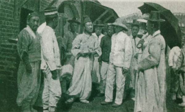 ▲ 프랑스인 장 드 팡스의 저서 [한국에서:1904]에 실려있는 사진.한성감옥 밖에 나온 이승만(중앙)이 헬멧 쓴 아펜젤러로 추정되는 서양인과 대화하고 있다.([젊은 날의 이승만] 유영익 지음,연세대출판부,2002)

(유영익, 젊은 날의 이승만, 연세대출판부)