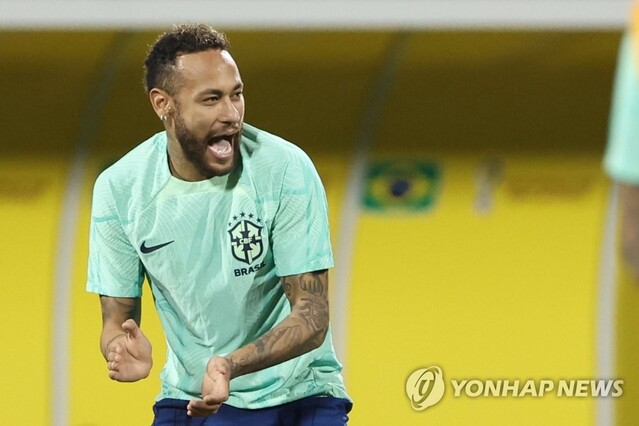 ▲ 2022 카타르 월드컵 16강에서 한국과 맞붙는 브라질 축구대표팀의 네이마르가 4일 오후(현지시각) 카타르 도하의 알아라비 SC 스타디움에서 활기 넘치는 표정으로 훈련하고 있다. ⓒ도하=연합뉴스