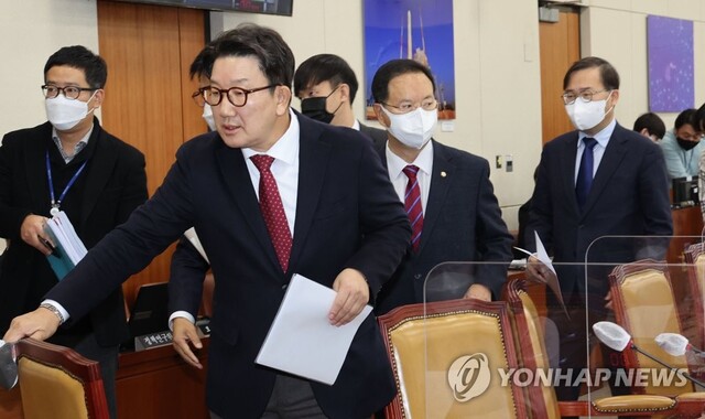 ▲ 박성중 간사, 권성동, 김영식, 윤두현 의원 등 국민의힘 소속 과방위원들이 2일 서울 여의도 국회에서 열린 과학기술정보방송통신위원회 전체회의에서 정청래 위원장이 방송법 개정안에 대한 찬반 토론 종결을 선언하자 정 위원장에게 항의한 뒤 퇴장하고 있다.ⓒ연합뉴스