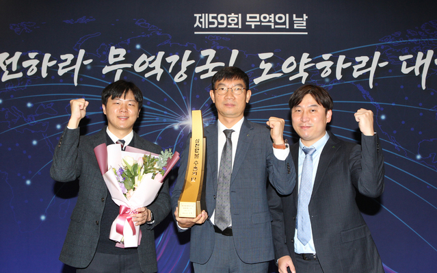 ▲ 윤대일 해외영업본부장(사진 중앙) 등 현대무벡스 관계자들이 5일 서울 코엑스에서 열린 ‘제59회 무역의 날’ 기념식에서 이 ‘3천만불 수출의 탑’ 상패를 받고 기념촬영을 하고 있다. ⓒ현대무벡스