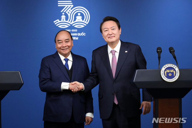 ▲ 윤석열 대통령과 응우옌 쑤언 푹 베트남 국가주석이 5일 서울 용산 대통령실 청사에서 열린 한-베트남 공동 언론발표를 마친 후 악수하고 있다. ⓒ뉴시스