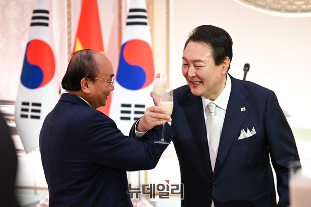 ▲ 윤석열 대통령이 5일 저녁 옛 청와대 영빈관에서 열린 국빈만찬에서 응우옌 쑤언 푹 베트남 국가주석과 함께 전통주를 마시고 있다.ⓒ대통령실 제공