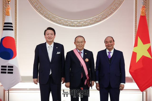 ▲ 윤석열 대통령이 5일 청와대 영빈관에서 열린 응우옌 쑤언 푹 베트남 국가주석 방한 국빈만찬에서 박항서 베트남 축구 국가대표팀 감독에게 수교훈장 흥인장을 수여한 후 기념촬영하고 있다.ⓒ대통령실 제공