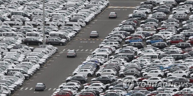 ▲ 자동차 업체들이 경쟁적으로 연말 할인에 나서고 있다. 현대차 울산공장 야작정에 차량들이 주차된 모습. ⓒ연합뉴스