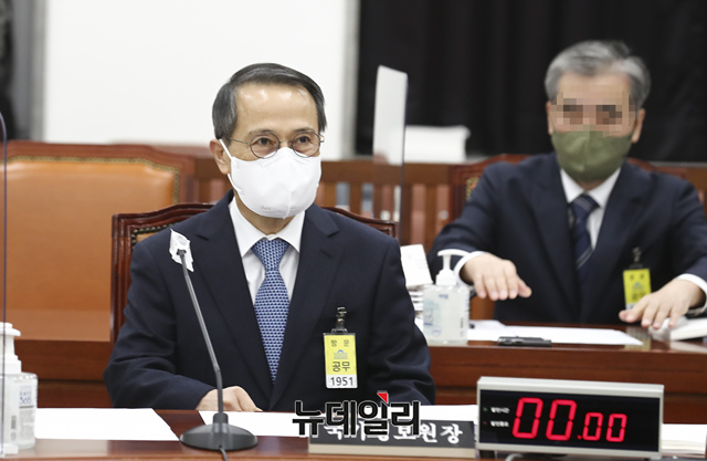 ▲ 김규현 국가정보원장이 지난 11월22일 국회에서 열린 정보위원회 전체회의에 출석해 회의 시작을 기다리고 있다.ⓒ이종현 기자(사진=공동취재사진)