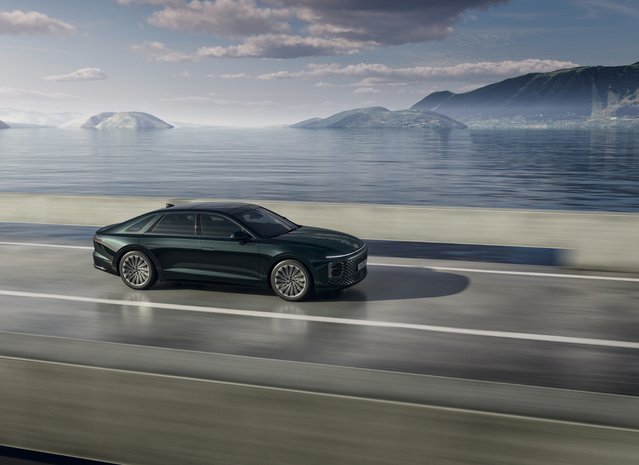 ▲ 12월의 차에 선정된 현대차 신형 그랜저의 주행 모습. ⓒ현대차