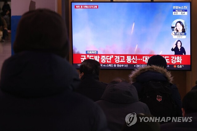 ▲ 지난 5일 오후 서울역 대합실에서 시민들이 북한 포탄 사격 관련 뉴스를 보고 있다. ⓒ연합뉴스