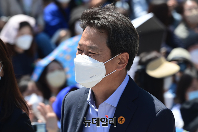 ▲ 임종석 전 대통령비서실장이 지난 5월10일 오후 서울 중구 서울역에서 경남 양산 사저로 향하는 문재인 전 대통령을 배웅하기 위해 이동하고 있다. ⓒ뉴데일리