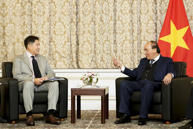조현준 효성 회장(왼쪽)이 응우옌 쑤언 푹 베트남 국가주석(오른쪽)을 만나 베트남에 지속적인 투자를 약속하는 등 사업확대 방안을 논의했다.ⓒ효성