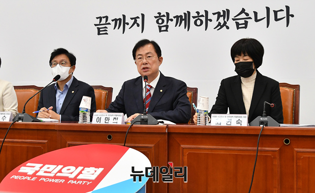 ▲ 이만희 국민의힘 이태원 사고조사 및 안전대책 특별위원장이 25일 오전 국회에서 열린 이태원 사고조사 및 안전대책 특별위원회 회의에서 모두발언을 하고 있다.ⓒ이종현 기자