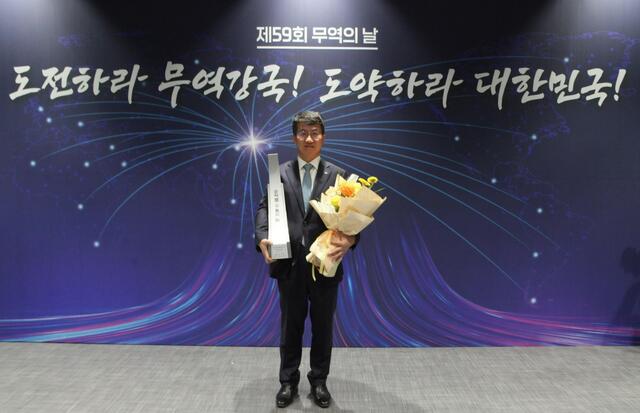 ▲ 김종욱 경동나비엔 대표이사가 무역의날 5억불 수출의 탑 상을 수상하고 기념사진을 찍고 있다.ⓒ경동나비엔